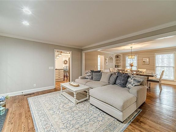 5th image of 590 Riverbend Rd SE