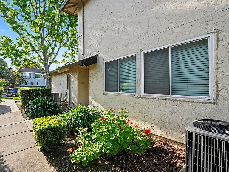 1009 Mohr Ln #2 — Photo 3