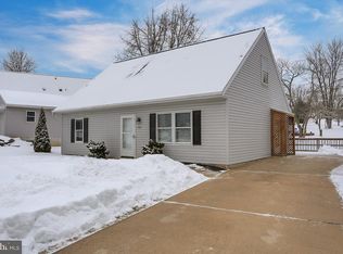 965 Sycamore Dr, Denver, PA 17517