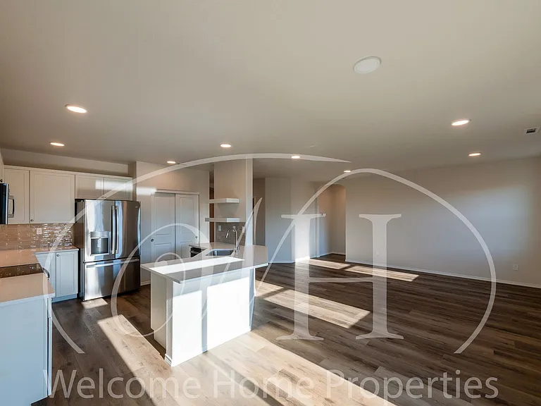 643 Ava St — Photo 15