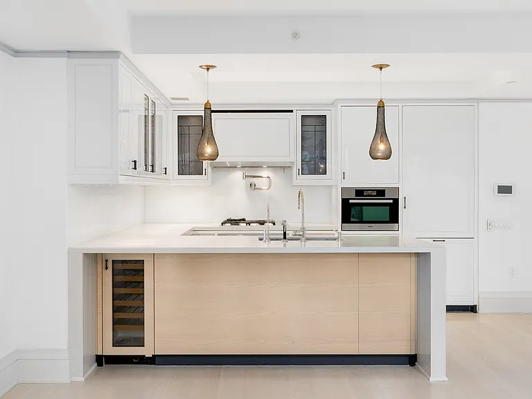 21 E 61st St #9C — Photo 4