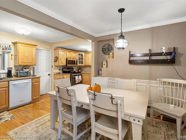 16219 Elizabeth St — Photo 4