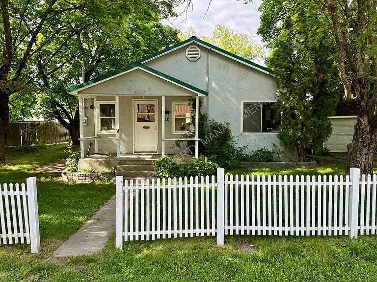 920 Larch St — Photo 2