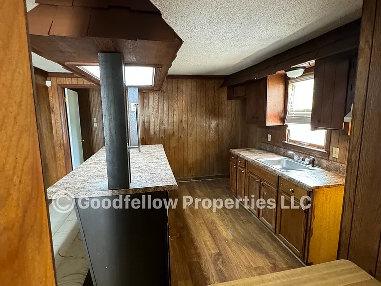 608 Marion Ave — Photo 4