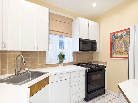 2nd image of 1060 Park Ave #6AB
