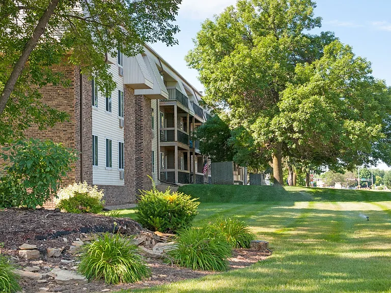 Burnsville Parkway Apartments — Photo 14