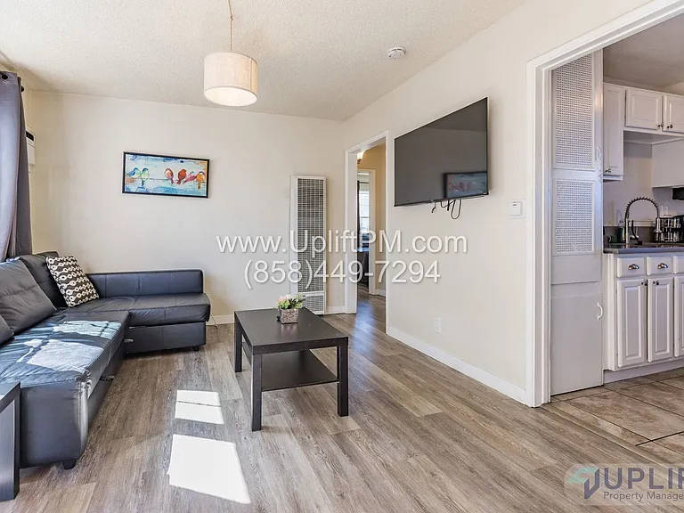 4827 Castle Ave — Photo 6