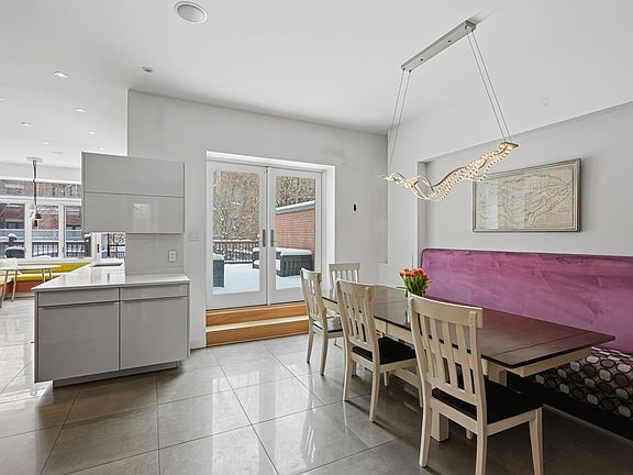 4th image of 348 Avenue Wood