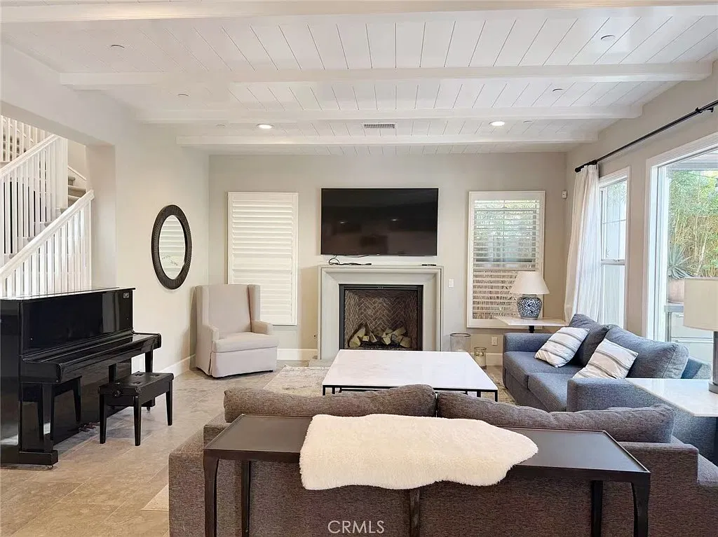 4 bed, 4.5 bath, 3564 sqft, $7,900 — Photo 3