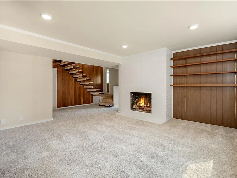 2209 Thurm Ave — Photo 15