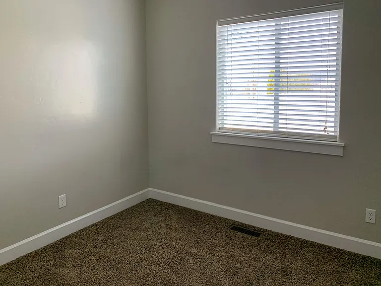 764 E Ionia Dr — Photo 10