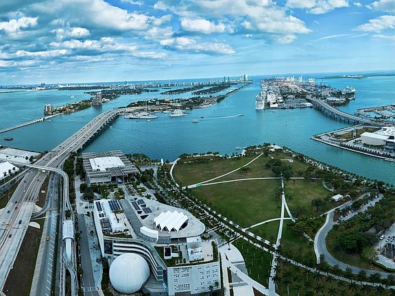 3rd image of 1100 Biscayne Blvd Unit 4702