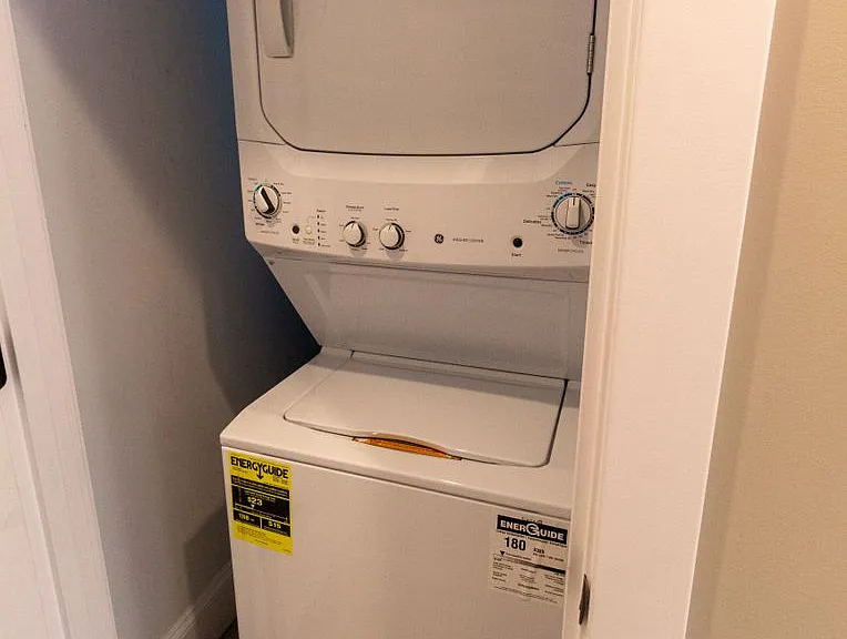 Pf-Arg, 2850 W Barry Series — Photo 26
