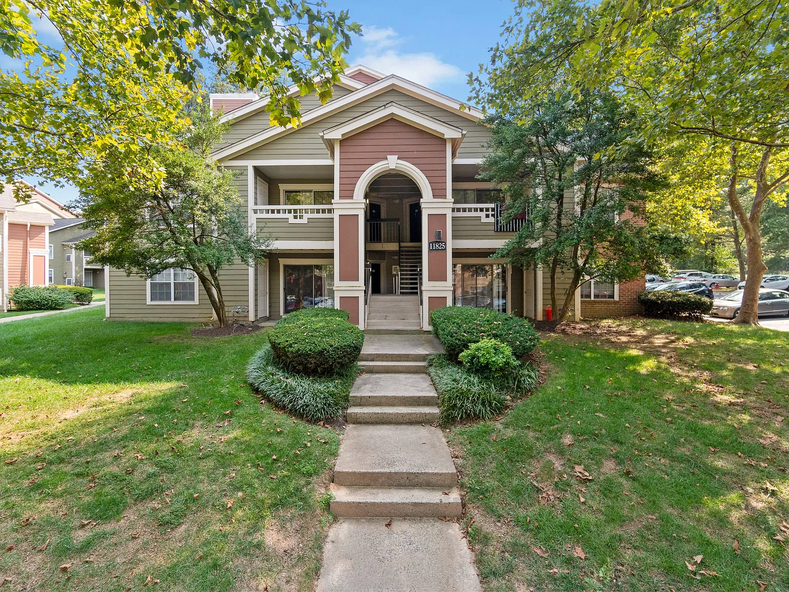 Ellipse at Fairfax Corner — Photo 2