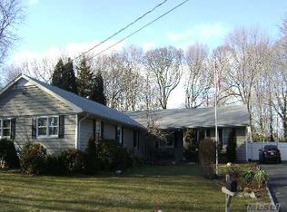 7 Locust Ct, Miller Place, NY 11764