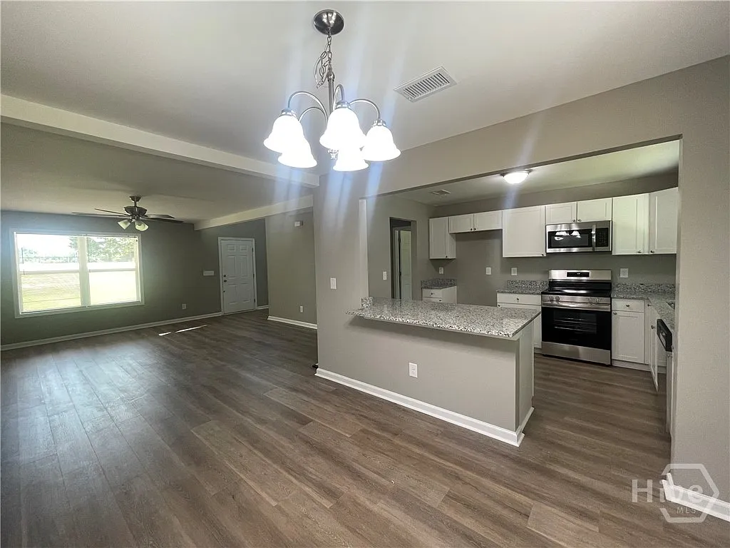 4 bed, 3.0 bath, 1736 sqft, $2,400 — Photo 3