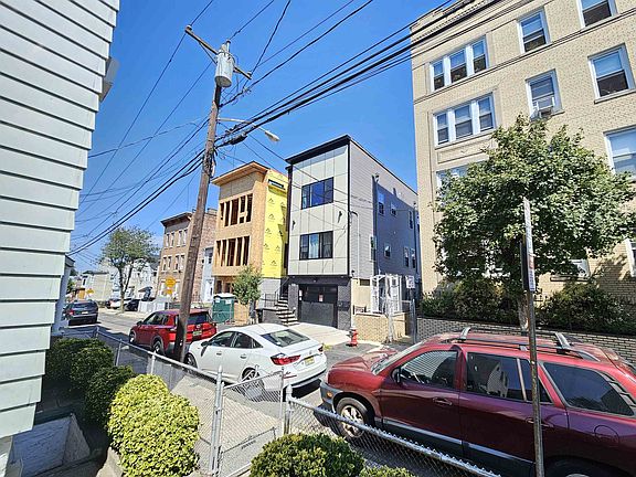 3rd image of 121 Dekalb Ave