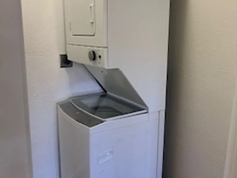 Broadway Proper Apartment ** One Month Free**W/D Included — Photo 33