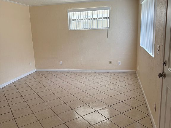2nd image of 402 Palm Blvd N APT A