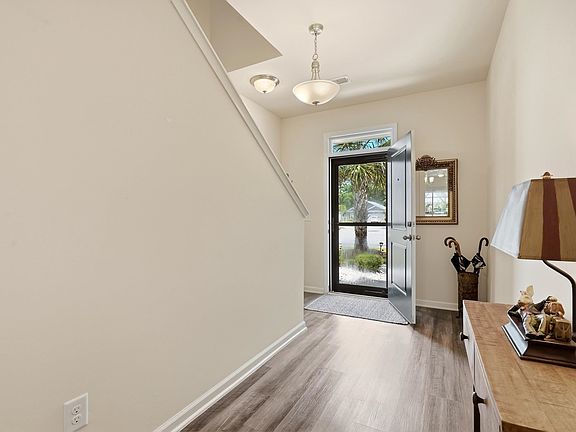 4th image of 35 Parkland Ct.