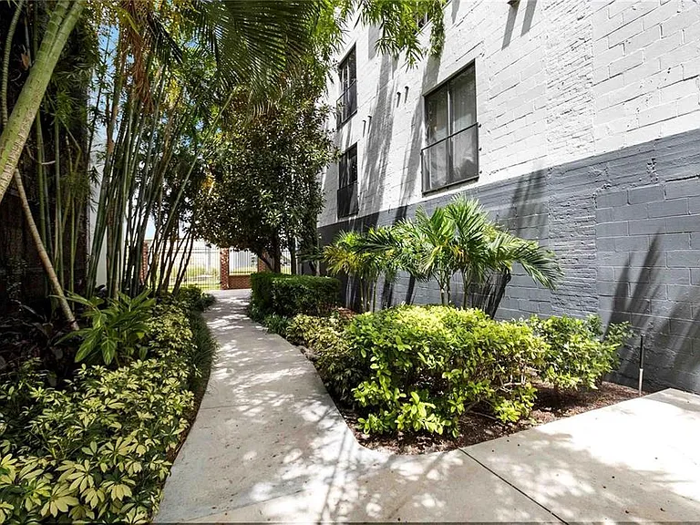 62 W Colonial Dr #301 — Photo 35
