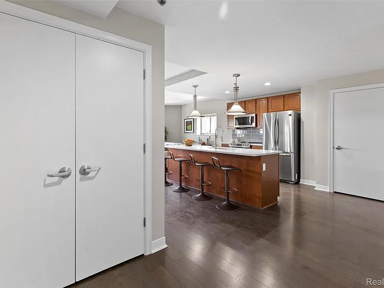 525 W Lafayette Blvd #21B — Photo 2