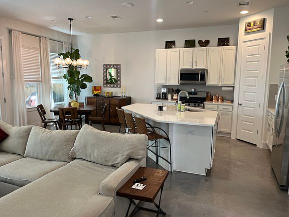 Living/kitchen/dining
Stainless appliances.