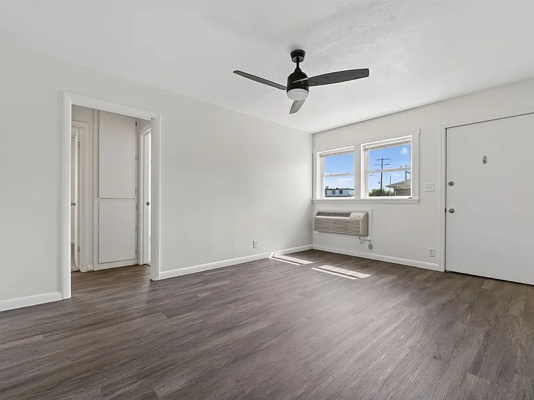 425 SE 11th St — Photo 3