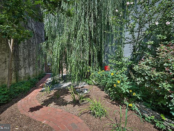 3rd image of 919 E Passyunk Ave #A