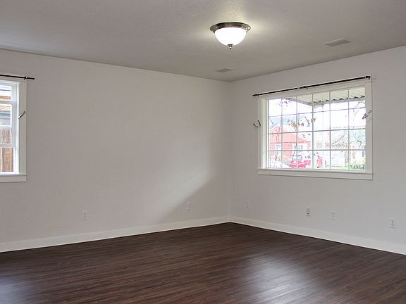 3rd image of 5933 SE Franklin St