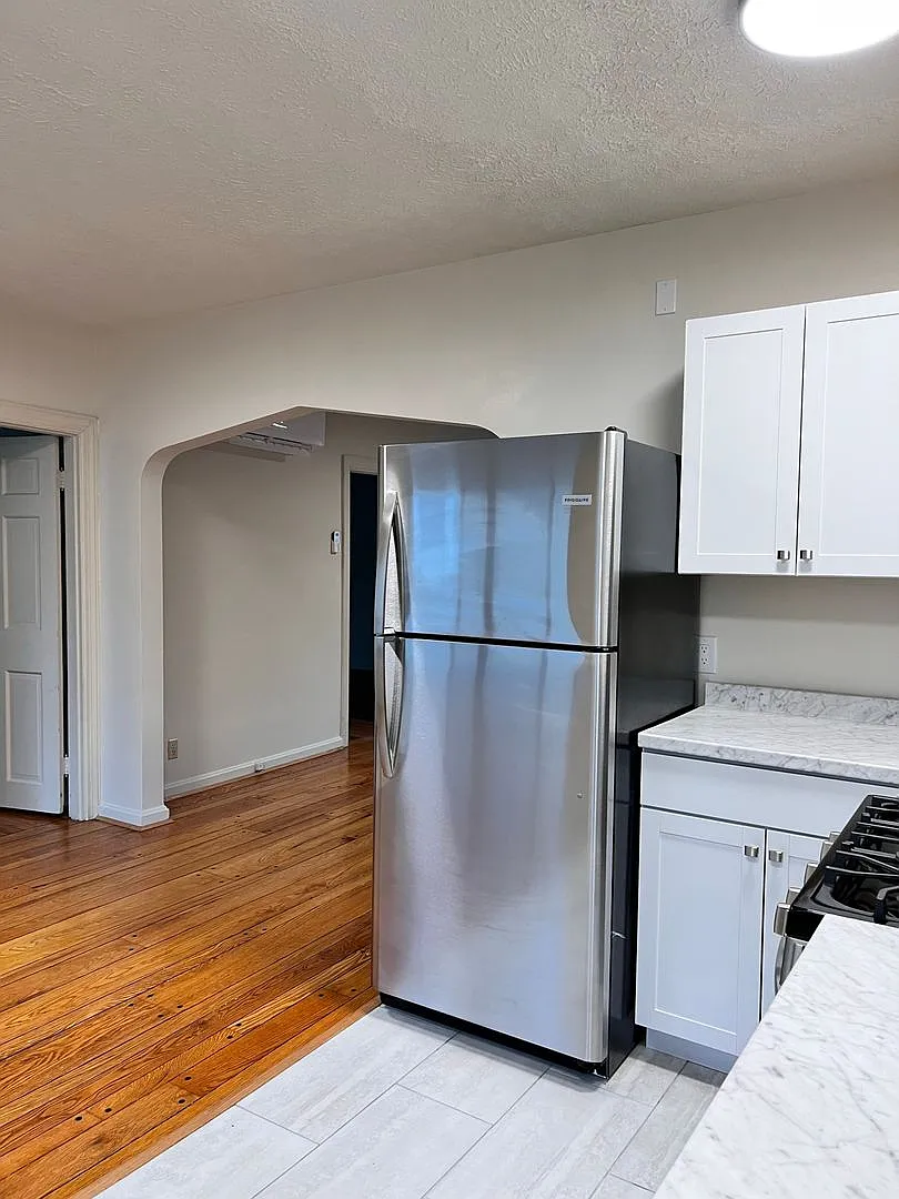 2923 Victoria Avenue — Photo 2