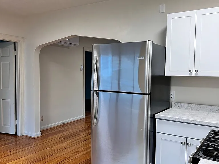 2923 Victoria Avenue — Photo 2