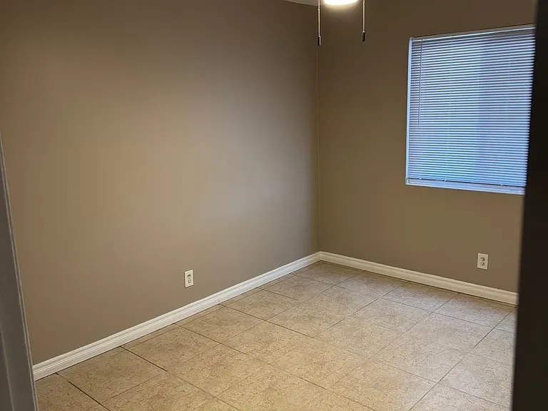 405 S Kroeger St — Photo 5