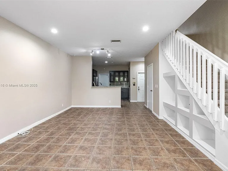 2082 Madeira Dr — Photo 3