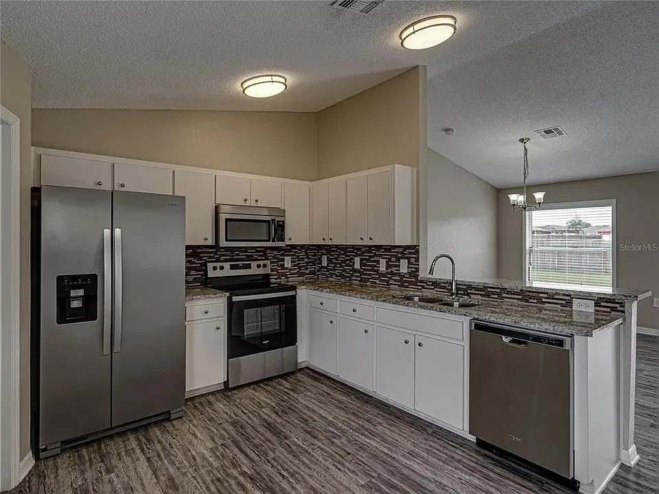 3 bed, 1327 sqft, $2,350 — Photo 4