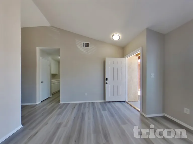532 E Avenue J9 — Photo 2