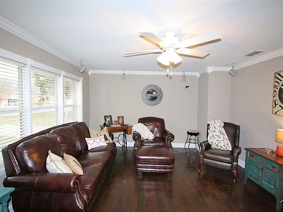 2nd image of 2106 Crestwood Dr