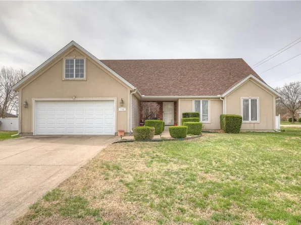 1102 Cedar Crest Dr, Pittsburg, KS 66762