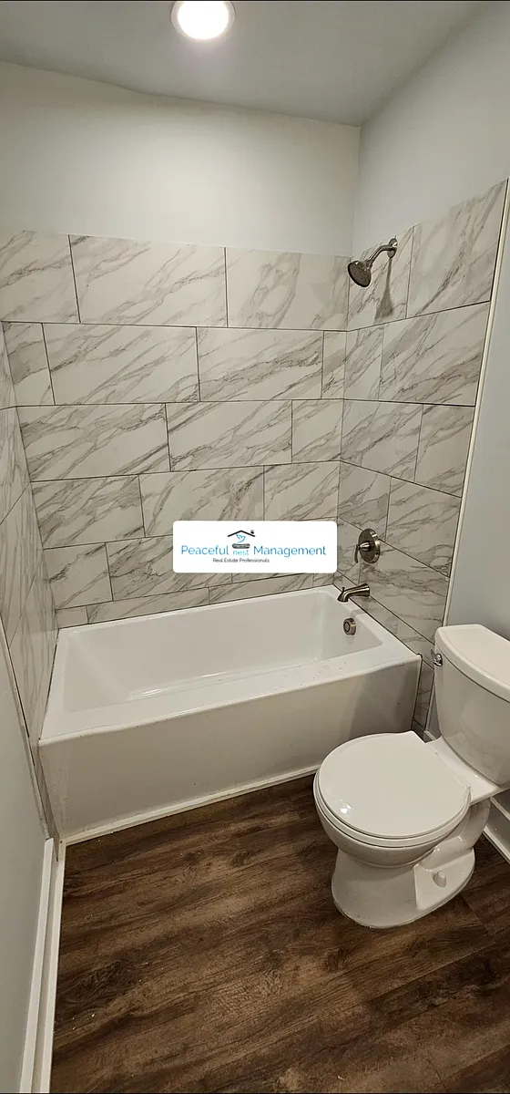 Hall bathroom - 2602 Garden Dr