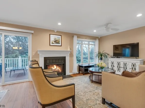 34 Stockton Ct, Morris Plains, NJ 07950