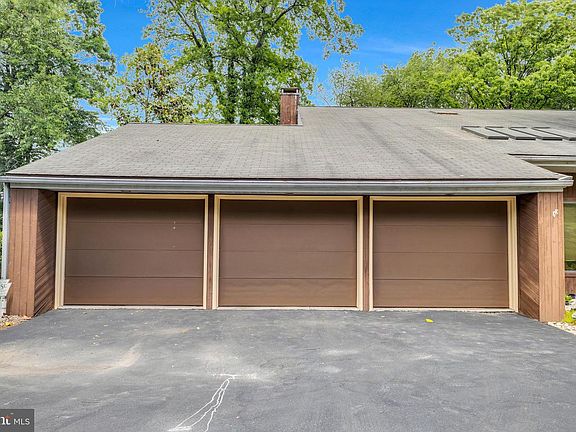5th image of 140 Deborah Dr