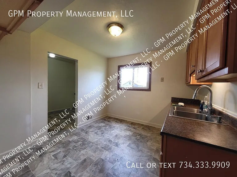 2036 Alberta St — Photo 6