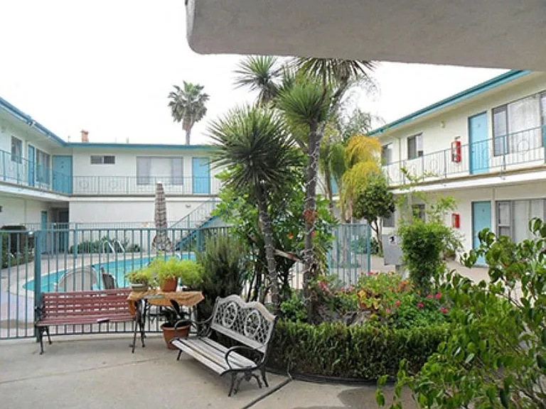 1818 W El Segundo Blvd — Photo 3