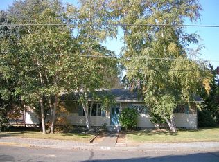 942 SW Cottonwood St, Grants Pass, OR 97526