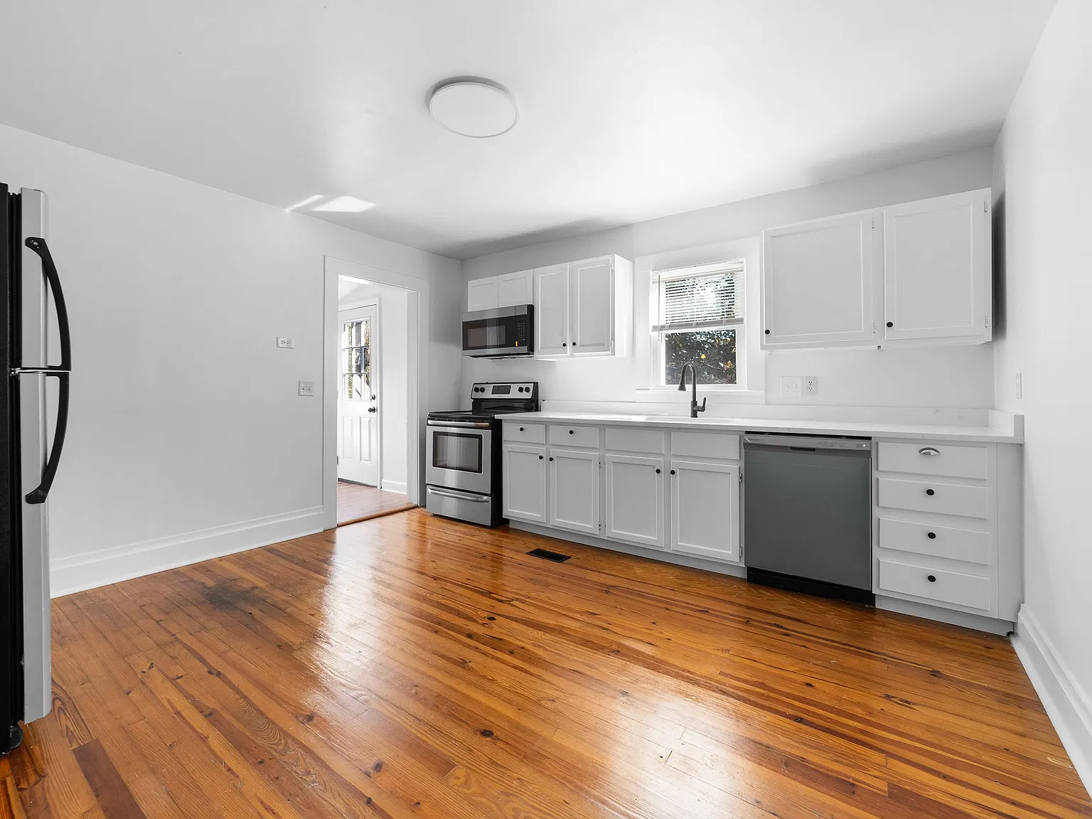 2 bed, 1.0 bath, 1300 sqft, $1,750 — Photo 2
