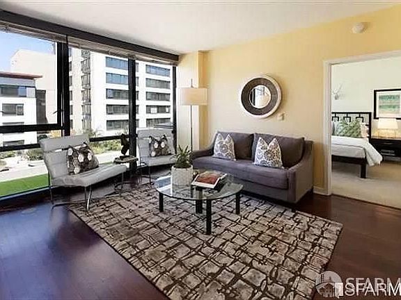 2nd image of 260 King St Unit 667
