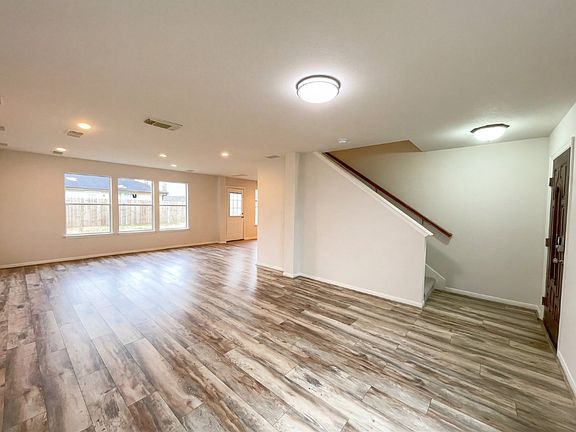 5th image of 1910 Tommy Ln