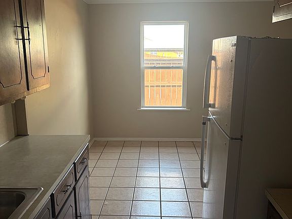 4th image of 300 E Knoxville St APT 1