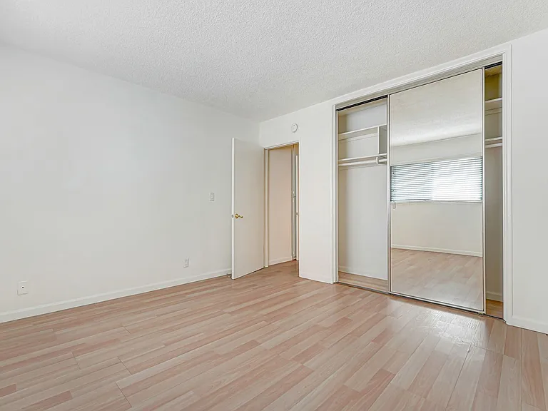 937 6th St in Santa Monica - North of Wilshire and 6 blocks to the beach! — Photo 12