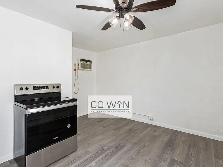 2412 E Monroe St — Photo 10